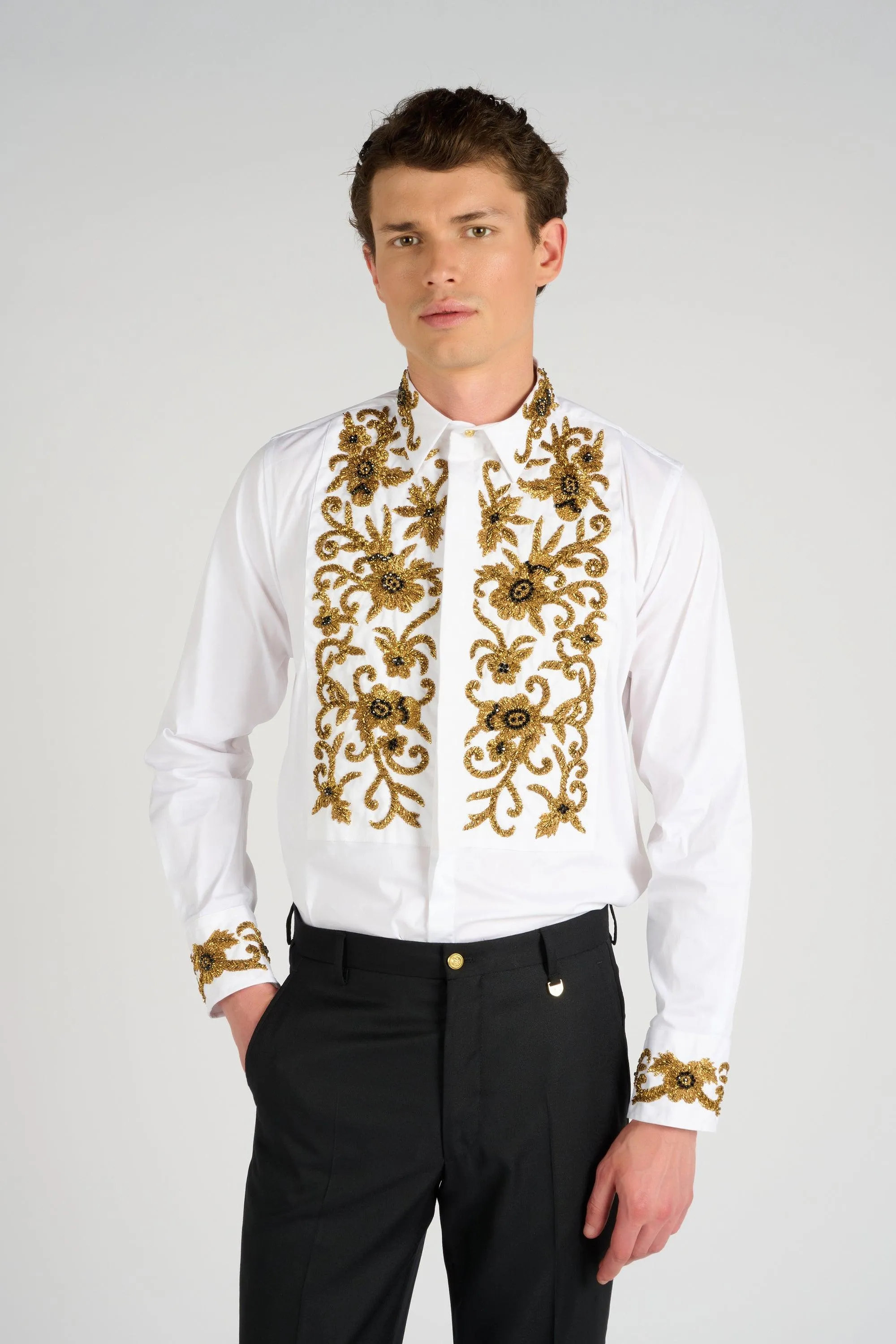 CHEMISE A PLASTRON ET POIGNEES BRODEES